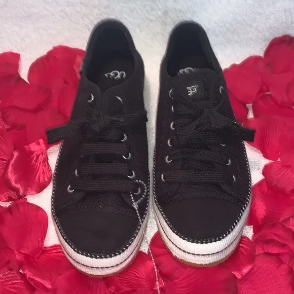 UGG BRAND NEW &amp; SUPER CUTE SIZE 8 SHOES