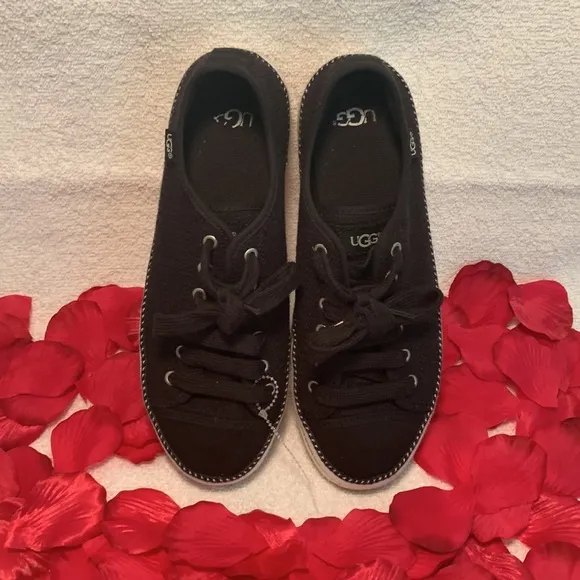 UGG BRAND NEW &amp; SUPER CUTE SIZE 8 SHOES