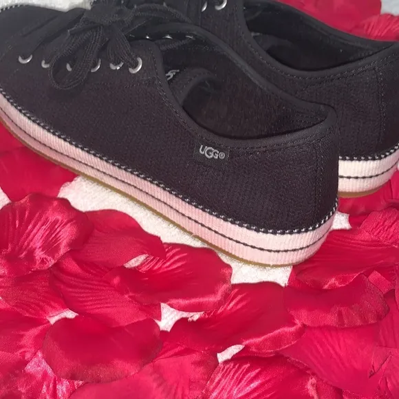 UGG BRAND NEW &amp; SUPER CUTE SIZE 8 SHOES