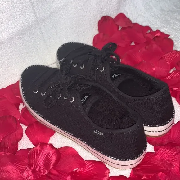 UGG BRAND NEW &amp; SUPER CUTE SIZE 8 SHOES