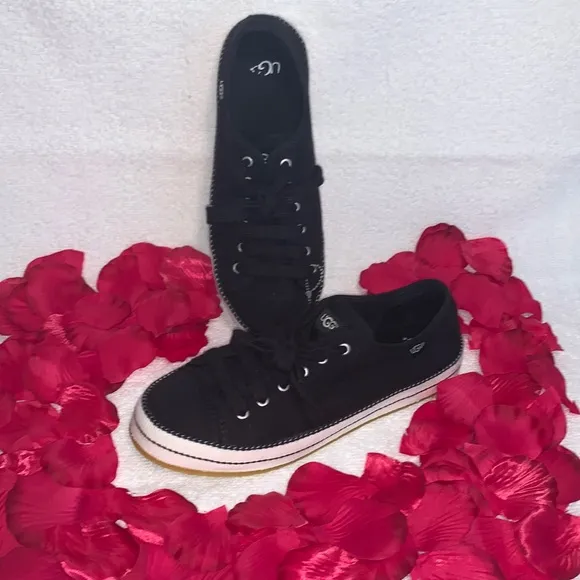 UGG BRAND NEW &amp; SUPER CUTE SIZE 8 SHOES