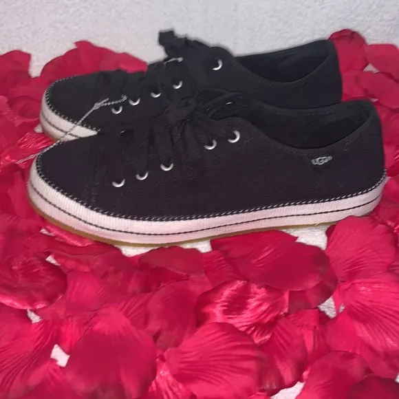 UGG BRAND NEW &amp; SUPER CUTE SIZE 8 SHOES