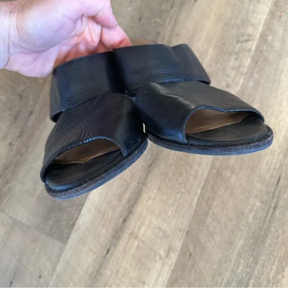 UGG Celia Leather Block Heel Sandals