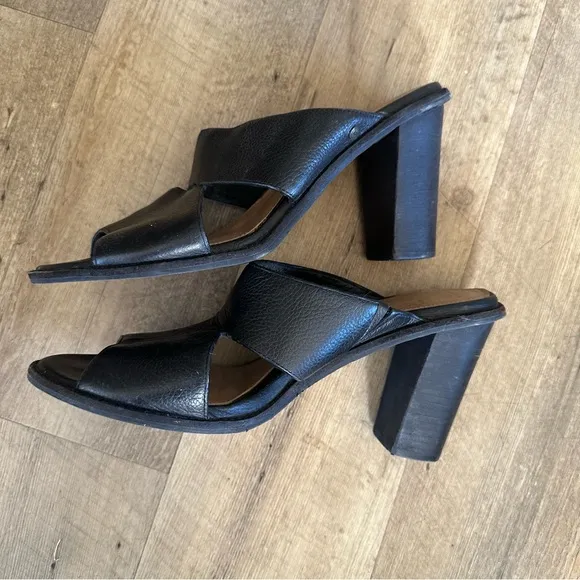 UGG Celia Leather Block Heel Sandals