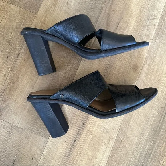 UGG Celia Leather Block Heel Sandals