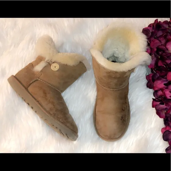 UGG Chestnut Short Bailey Button Boot