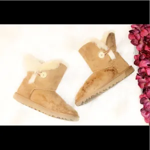 UGG Chestnut Short Bailey Button Boot