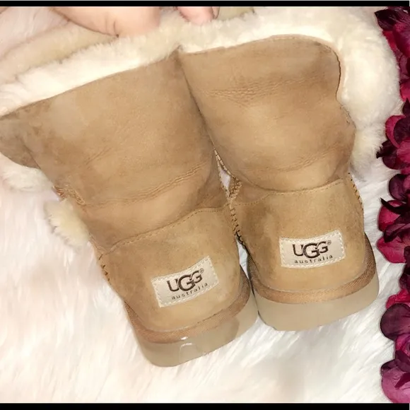 UGG Chestnut Short Bailey Button Boot