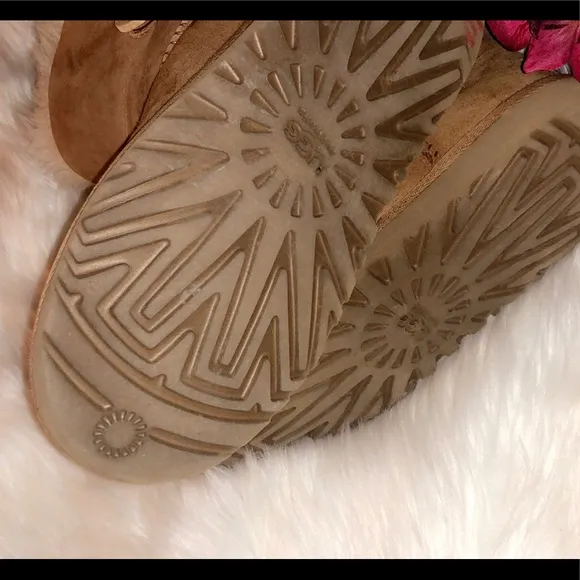 UGG Chestnut Short Bailey Button Boot