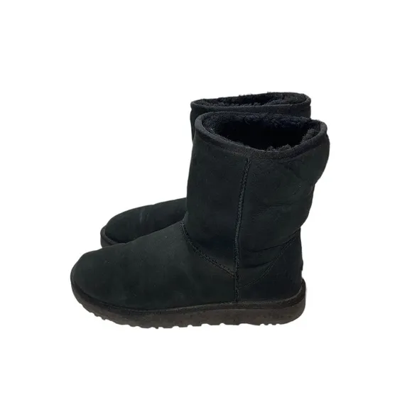 UGG  Classic Short Boots Woman Size 8
