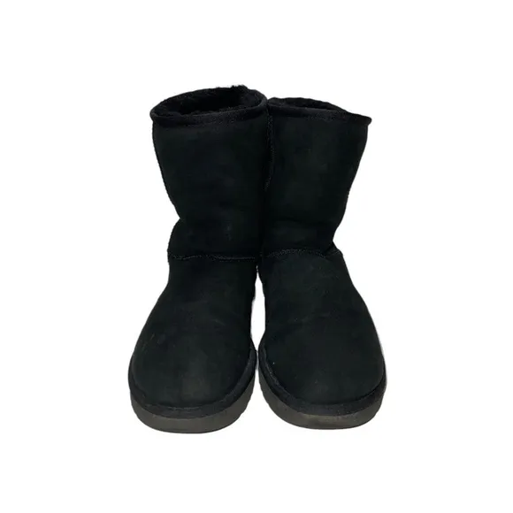 UGG  Classic Short Boots Woman Size 8
