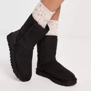 UGG  Classic Short Boots Woman Size 8