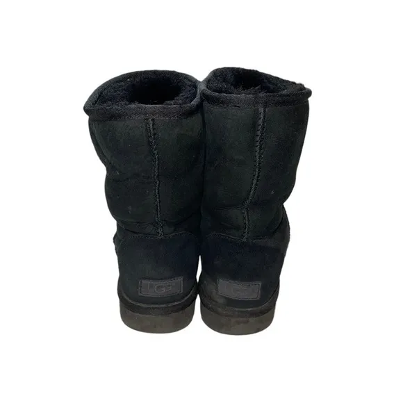 UGG  Classic Short Boots Woman Size 8