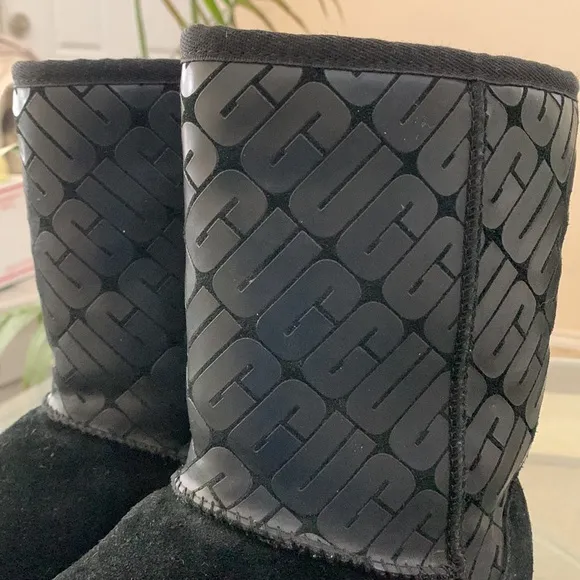 UGG Classic Short II Logo Boots