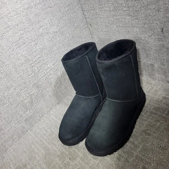 UGG Classic Short II Women's Size 8 US Black Suede Shearling Boots 1016223
