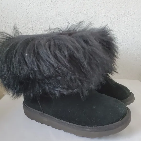 UGG Classic Short  USSheepskin Cuff Mongolian Fur Boots  Youth Sz 4 US