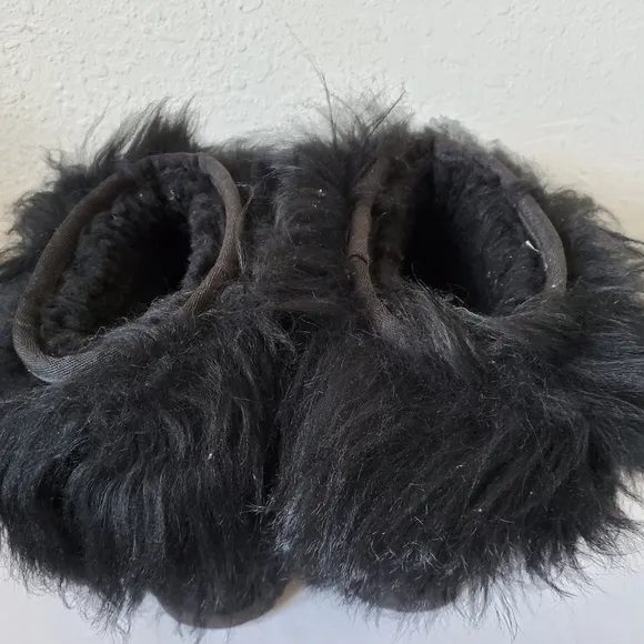 UGG Classic Short  USSheepskin Cuff Mongolian Fur Boots  Youth Sz 4 US