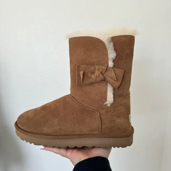 UGG Daelynn Short Bow Suede Chestnut  Boots
