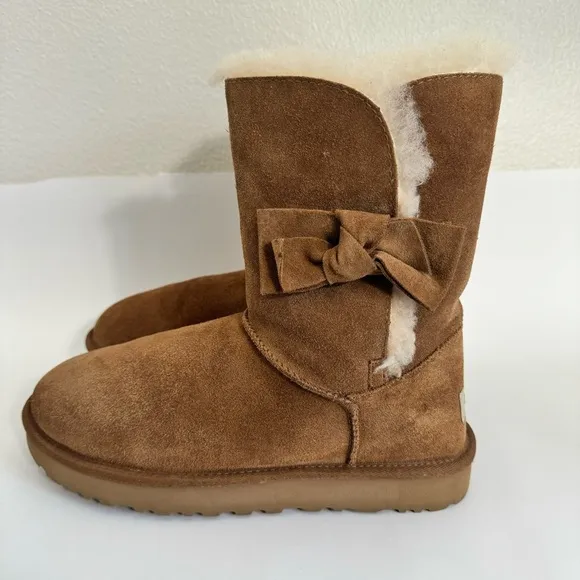 UGG Daelynn Short Bow Suede Chestnut  Boots