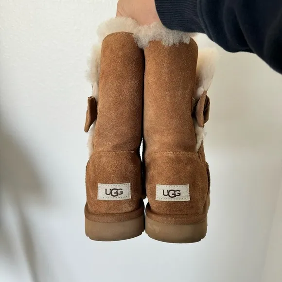 UGG Daelynn Short Bow Suede Chestnut  Boots