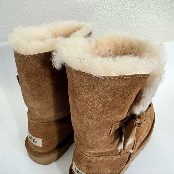 UGG Daelynn Short Bow Suede Chestnut  Boots