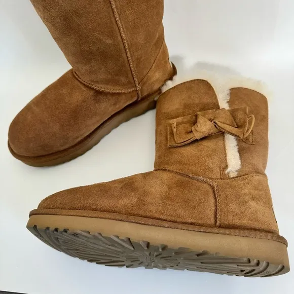 UGG Daelynn Short Bow Suede Chestnut  Boots