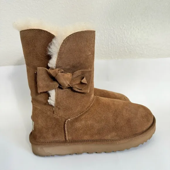 UGG Daelynn Short Bow Suede Chestnut  Boots