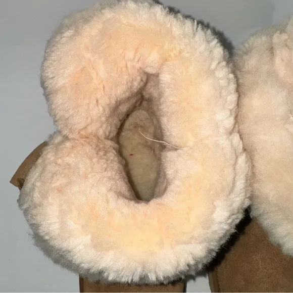 UGG Daelynn Short Bow Suede Chestnut  Boots