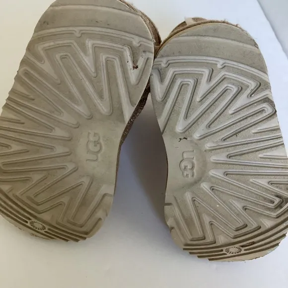 UGG Kids Classic Short II Glitter Boots Size 7 Gold