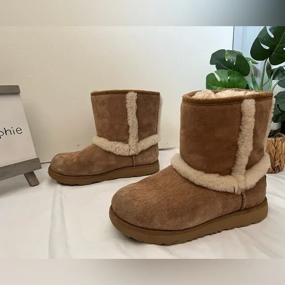 Ugg Kids Hadley II Suede Wool lined Waterproof Short Boots in Chestnut Size 2