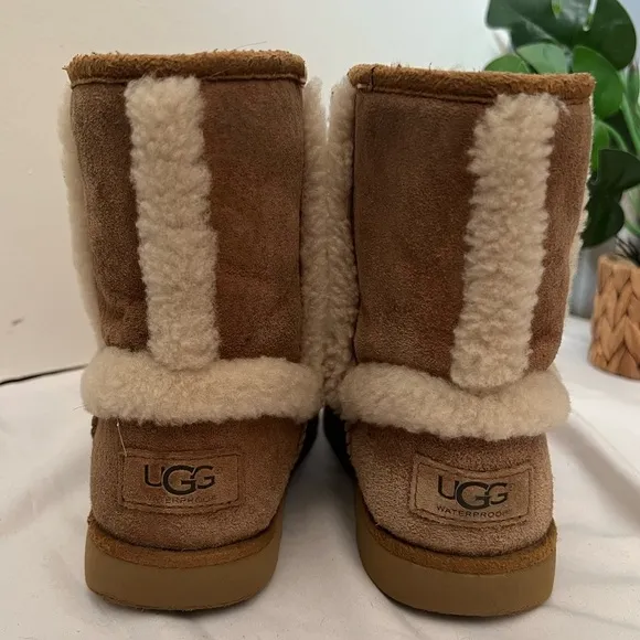 Ugg Kids Hadley II Suede Wool lined Waterproof Short Boots in Chestnut Size 2