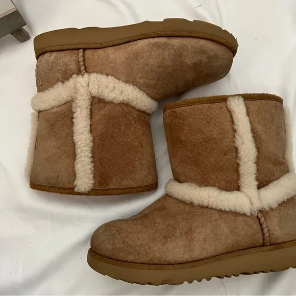 Ugg Kids Hadley II Suede Wool lined Waterproof Short Boots in Chestnut Size 2