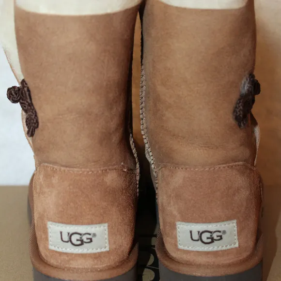 UGG MARIKO BAILEY BOW SUEDE SHORT BOOTS NEW!‎