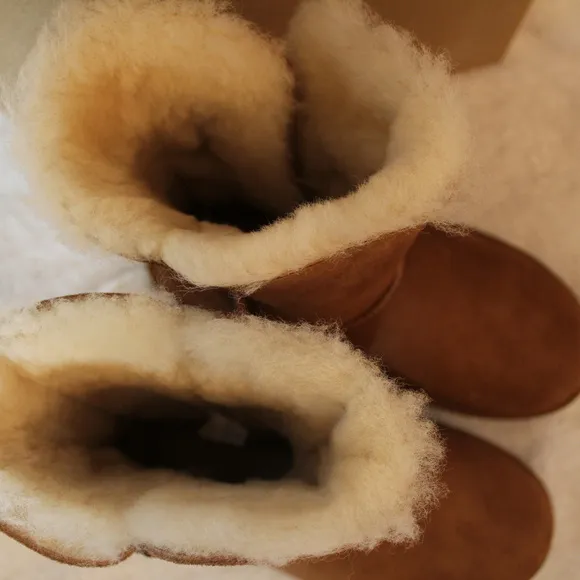 UGG MARIKO BAILEY BOW SUEDE SHORT BOOTS NEW!‎