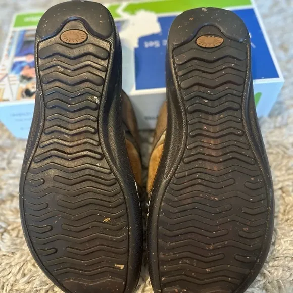 UGG Matala 5701 Women Sandals Leather Flip Flop size 9