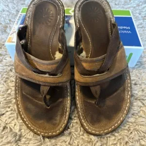 UGG Matala 5701 Women Sandals Leather Flip Flop size 9