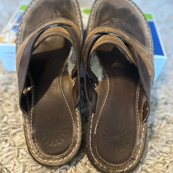 UGG Matala 5701 Women Sandals Leather Flip Flop size 9