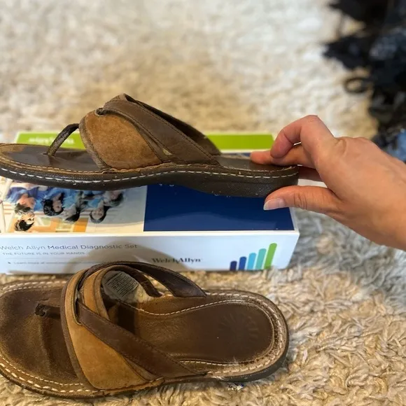 UGG Matala 5701 Women Sandals Leather Flip Flop size 9