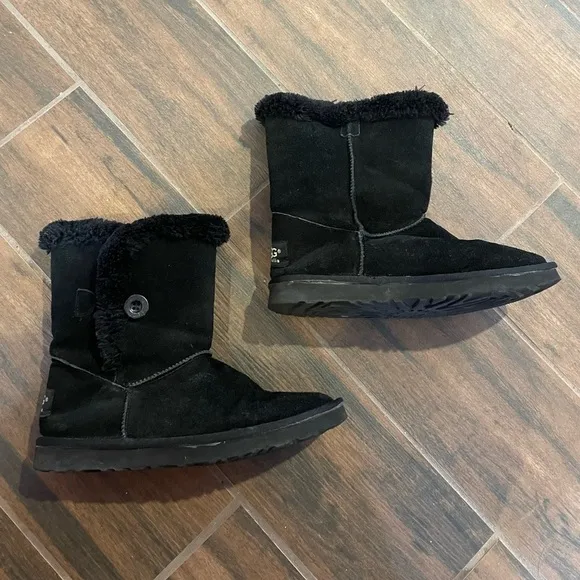 Ugg Short Bailey Button II Boots