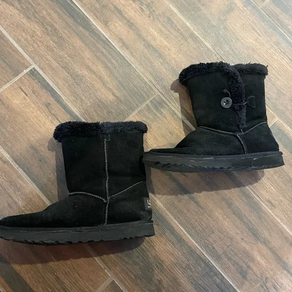 Ugg Short Bailey Button II Boots