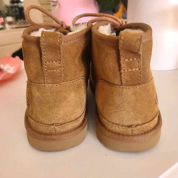 UGG Women's Nuemel Chukka Style Brown Lace Up Boots Size 6