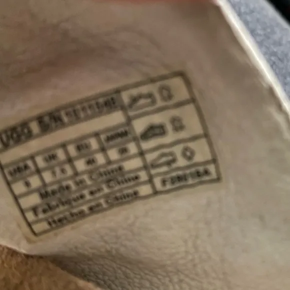 UGG Women's Sz 9 M 40 White Wedge Sandals