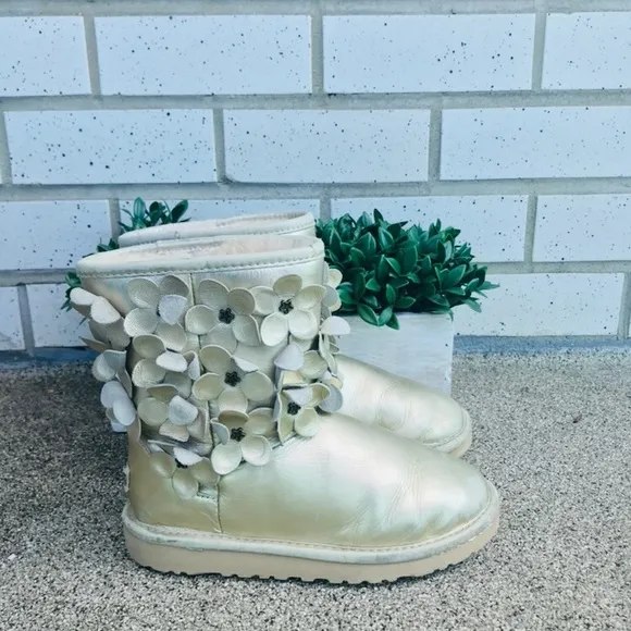 Ugg’s Girls Gold Short boots size 3