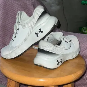 Under Armour White Athletic Shoes Sleek Design Cushioned Sole