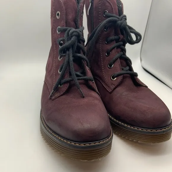 V-Italia La Farfalla Water Resistant Plum Royal Nubuck Leather Size 8