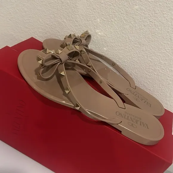 🤎Valentino Garavani Rockstud Jelly Flip Flop in P45 POUDRE Color🤎