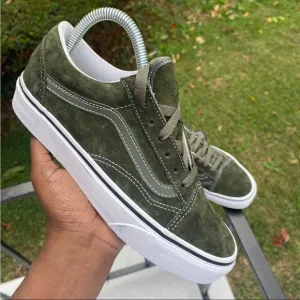 Vans Men's Sk8-Low Pig Suede Water Resist shoes Olive Green True Wht- 4 M- 5.5 W