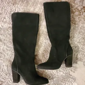VINCE CAMUTO TALL SUEDE BOOT