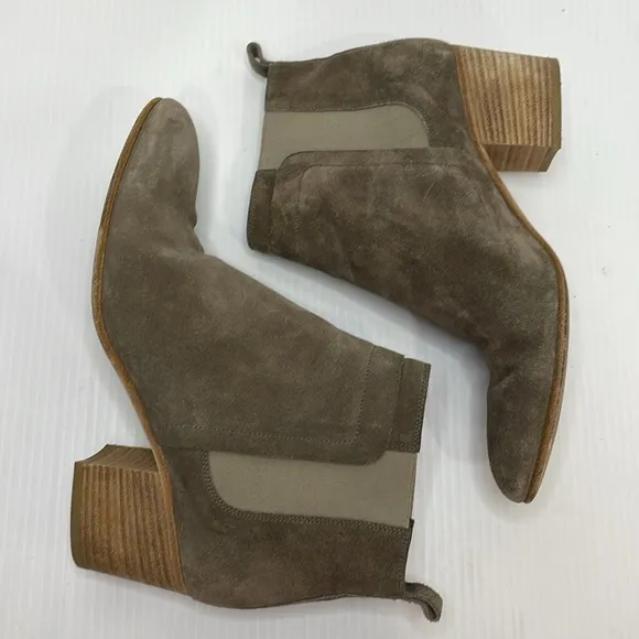 Vince Hallie Round Toe Suede Booties Sz 9 Grey Limestone Chelsea Boot Stack Heel