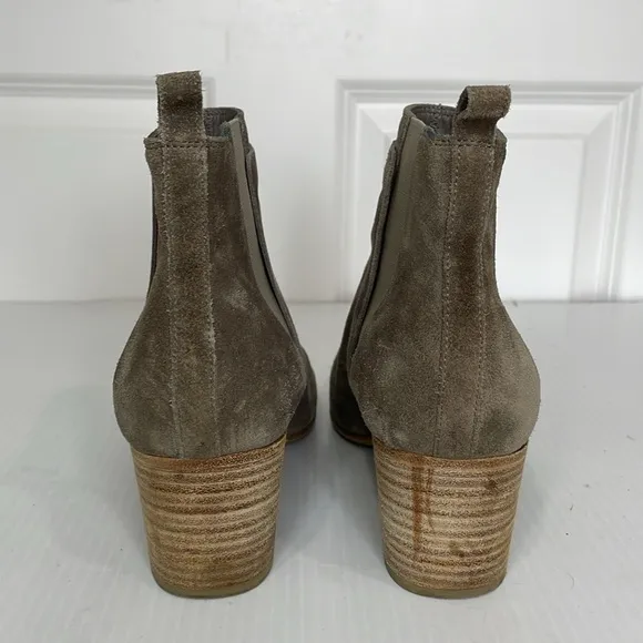 Vince Hallie Round Toe Suede Booties Sz 9 Grey Limestone Chelsea Boot Stack Heel